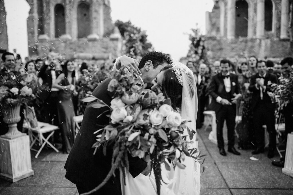 Hug between the couple that got married in Taormina